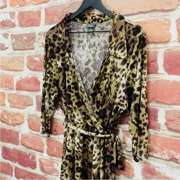 Animal print midi collared long sleeve wrap dress - Picture 3 of 5